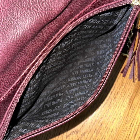 STEVE MADDEN Grommeted Crossbody - Picture 12 of 17